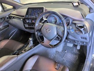 2017 Toyota C-HR - Thumbnail