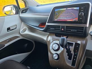2016 Toyota Sienta - Thumbnail