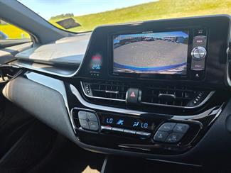 2017 Toyota C-HR - Thumbnail