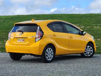 2015 Toyota Aqua - Thumbnail