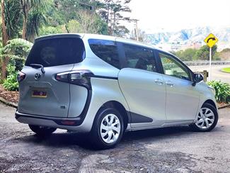 2015 Toyota Sienta - Thumbnail