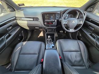 2021 Mitsubishi Outlander - Thumbnail