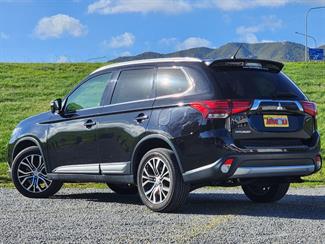 2015 Mitsubishi Outlander - Thumbnail