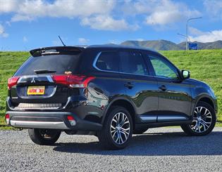 2015 Mitsubishi Outlander - Thumbnail